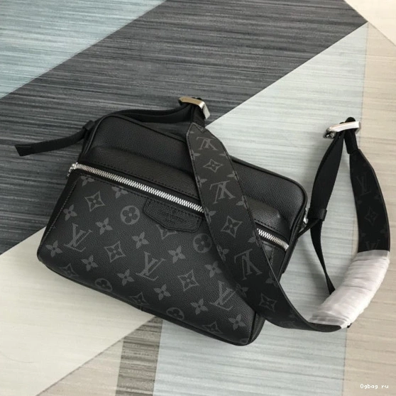 OUTDOOR MESSENGER LOUIS VUITTON 0808